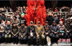 参加超度法会的老兵及市民群众