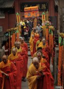接灵安放至华岩寺佛堂供奉，以供市民瞻仰凭吊