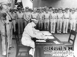 1945年9月2日,麦克阿瑟将军在美国战列舰“密苏里”号上在日本投降书上签字。